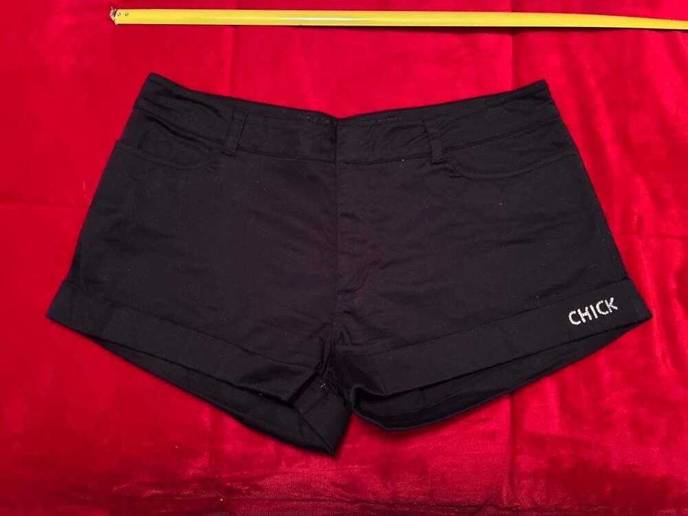 Chick by Nicky Hilton Black Low Rise Cuffed Shorts Sz 9 A445